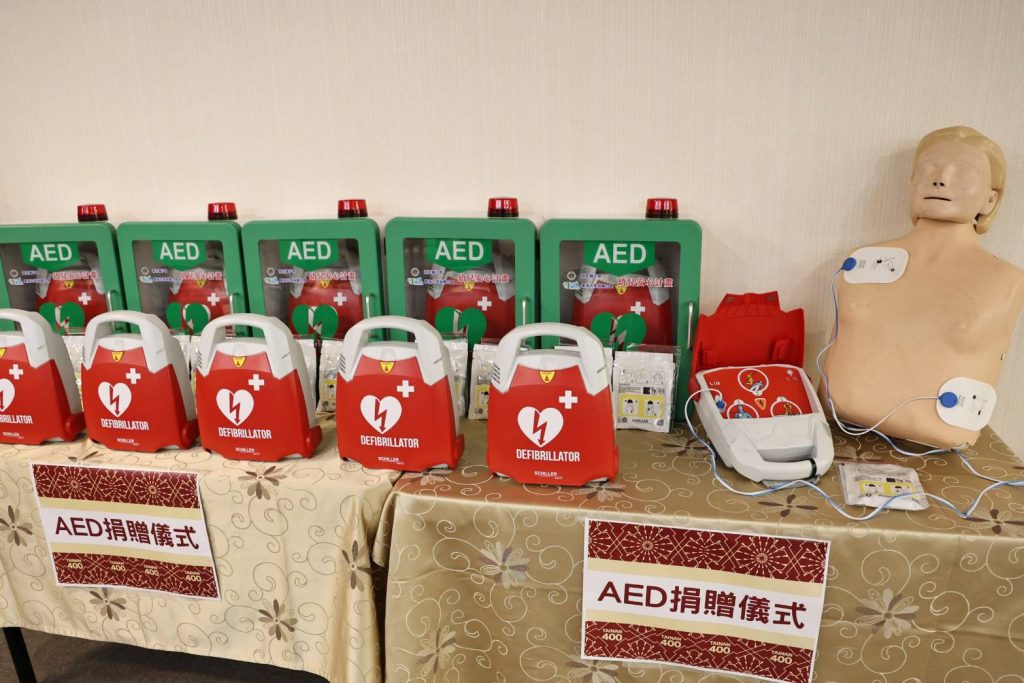 台南公益團體捐贈AED 黃偉哲感謝公私協力守護托嬰中心幼兒